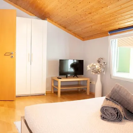 Cozy 1 Bedroom Apartment W Free Public Parking 200M Away